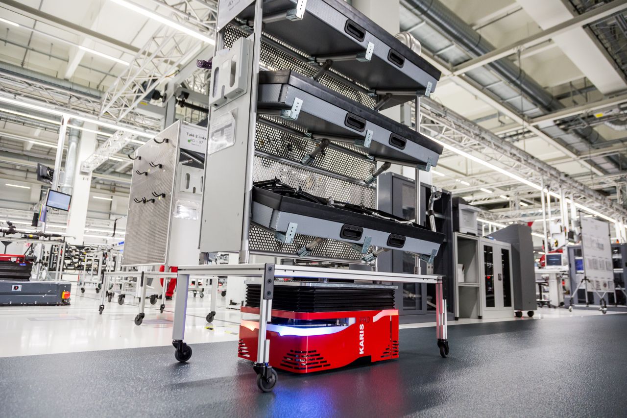 Der kleine Logistik-Roboter Karis Pro kann erstaunlich große Lasten Transportie-ren.  (Bild: KIT, Audi Sport GmbH) 