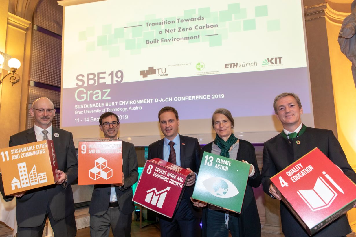 The SBE19 conference committee launched the Graz Declaration on Climate Pro- tection in the Building Sector. (Photo: Lunghammer – TU Graz)
