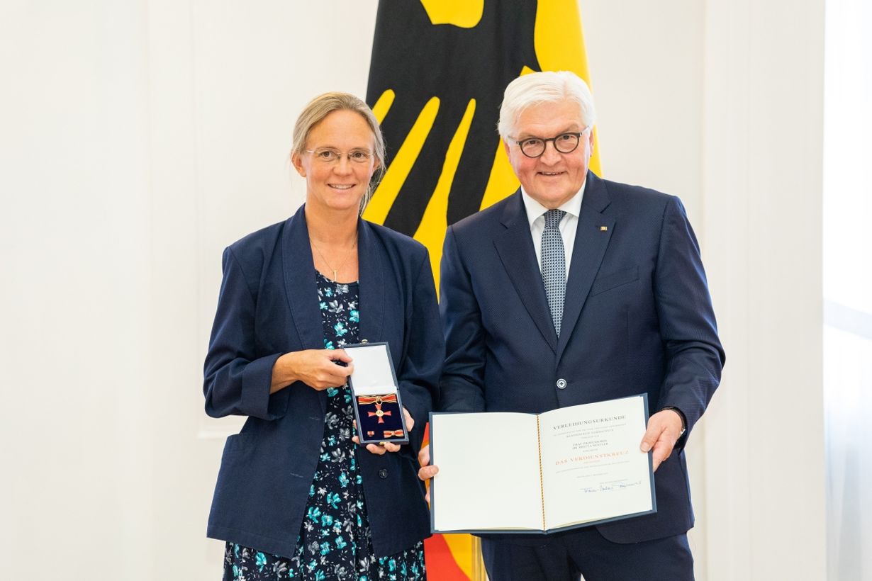 Bundespräsident Frank-Walter Steinmeier verleiht Britta Nestler vom KIT den Bundesverdienstorden. Bild: Bundesregierung / Gero Breloer