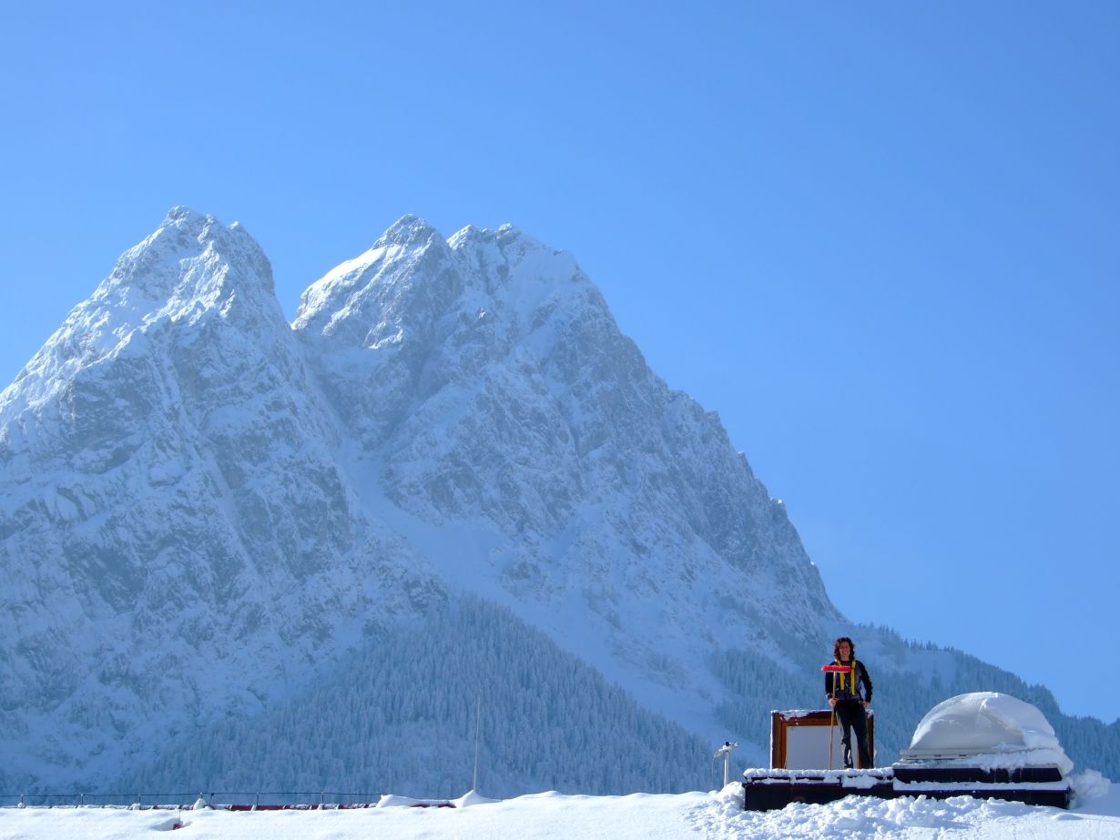 On the Zugspitze, KIT researchers monitor CO2 concentration and other parameters of the atmosphere. (Photo: Markus Rettinger, KIT)