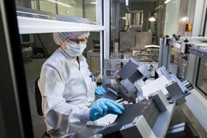 Foto: Herstellung eines Elektrodenstapels im Labor