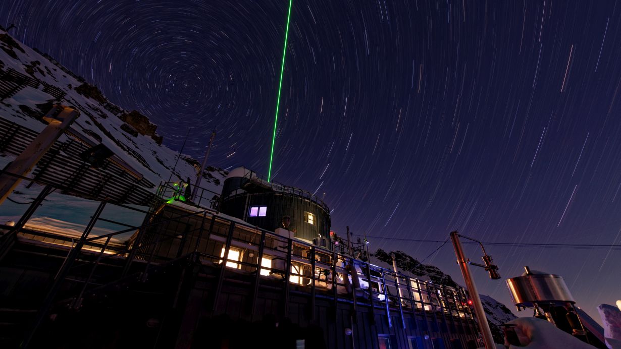 Mit Laserradar-Systemen an der Umweltforschungsstation Schneefernerhaus messen die Wissenschaftlerinnen und Wissenschaftler des KIT die Zusammensetzung der Atmosphäre. (Foto: Markus Neumann)