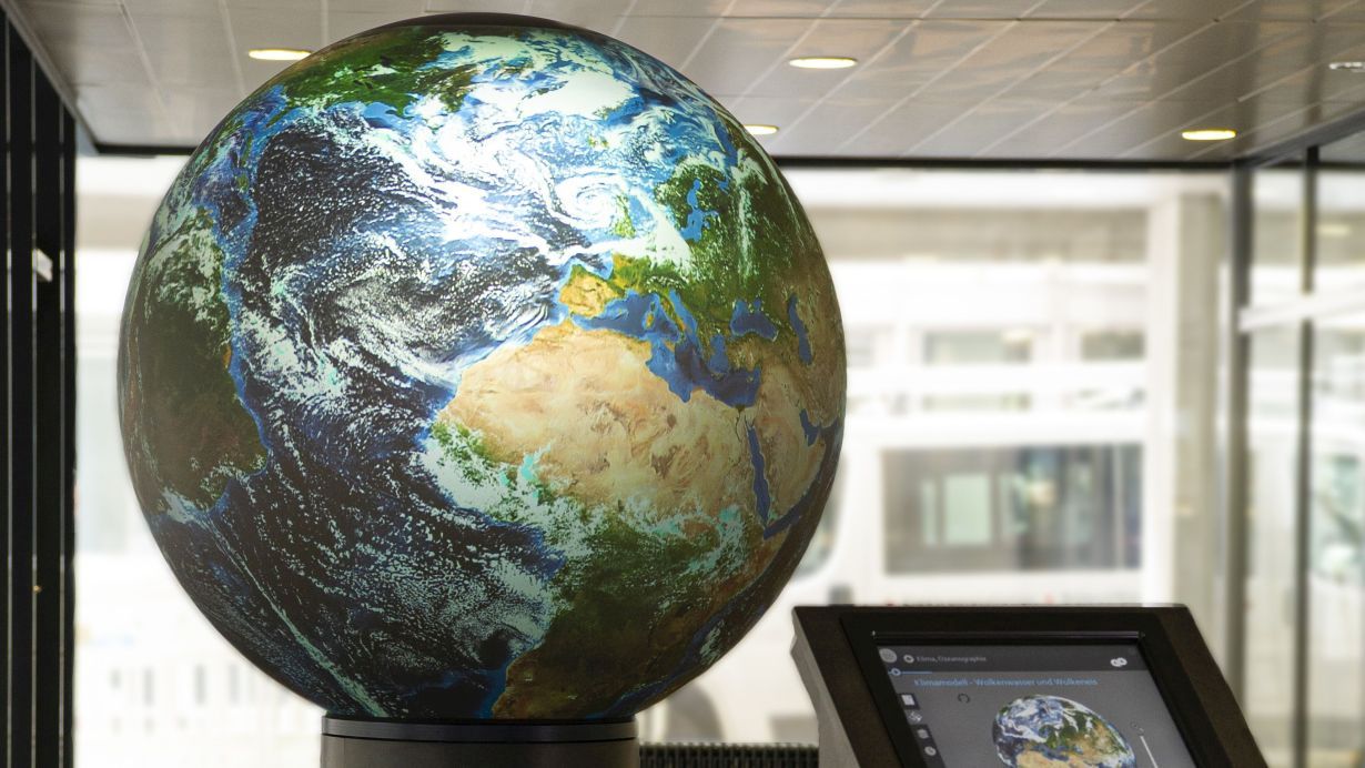 Der interaktive Globus veranschaulicht weltweite Zusammenhänge. Forschende des KIT zeigen sie in Hannover anhand aktueller Daten aus der Klima- und Risikoforschung auf. (Foto: Markus Breig, KIT)