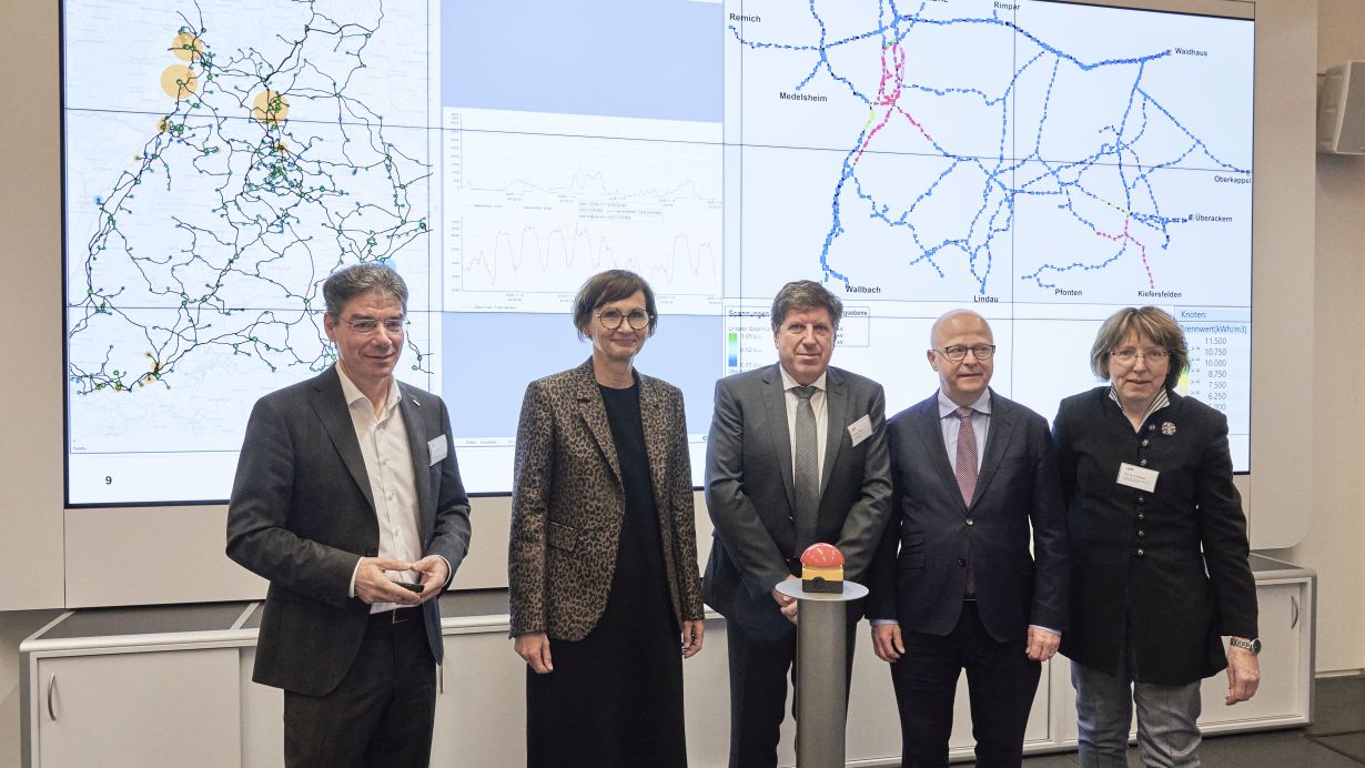 Bundesforschungsministerin Bettina Stark-Watzinger (zweite von links) startete die Simulation im Energy Lab 2.0 am KIT. (Foto: Amadeus Bramsiepe, KIT)