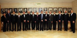 Wolf-Preis 2011: Der israelische Staatspräsident Shimon Peres (Mitte) mit den Preisträgern – darunter Maximilian Haider (zweiter von rechts).