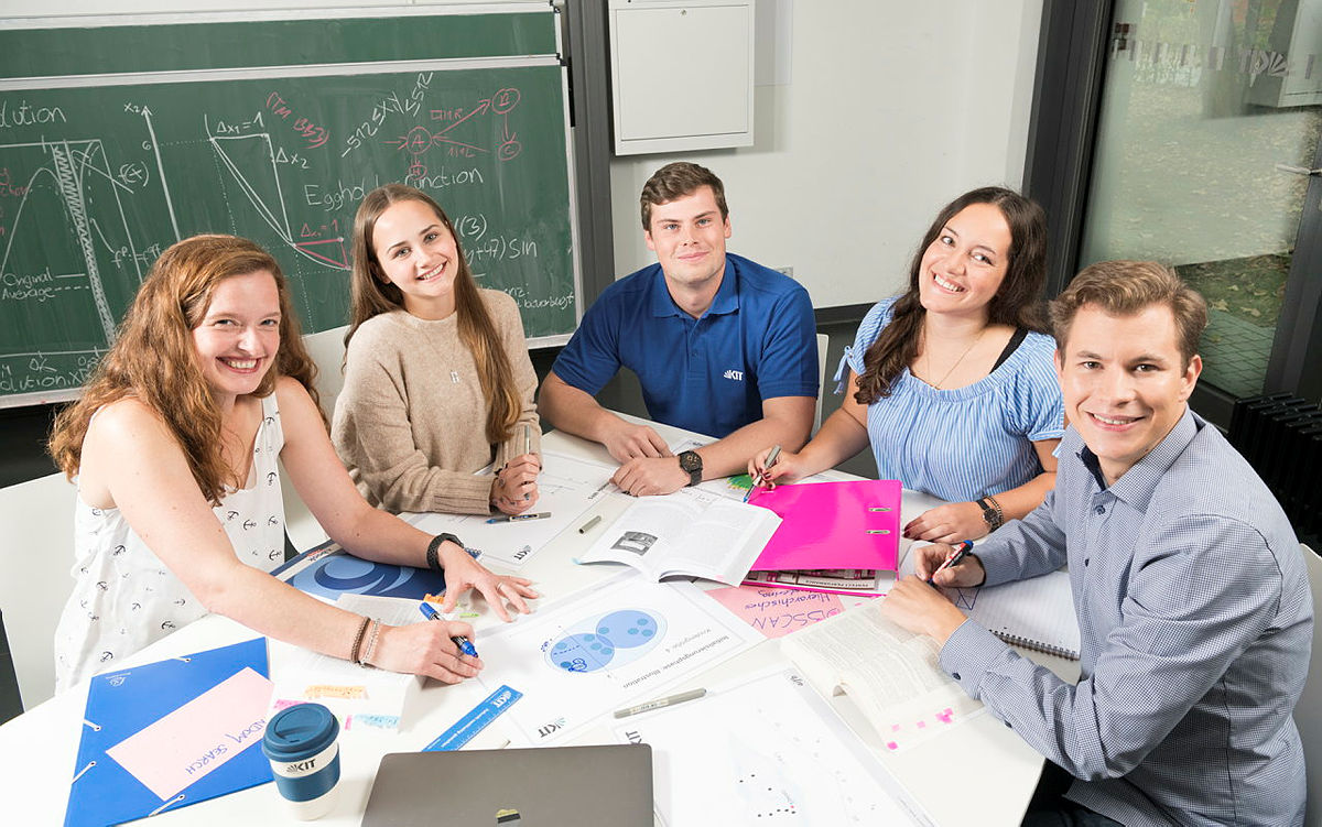 Eine Gruppe Studierender beim gemeinsamen Lernen