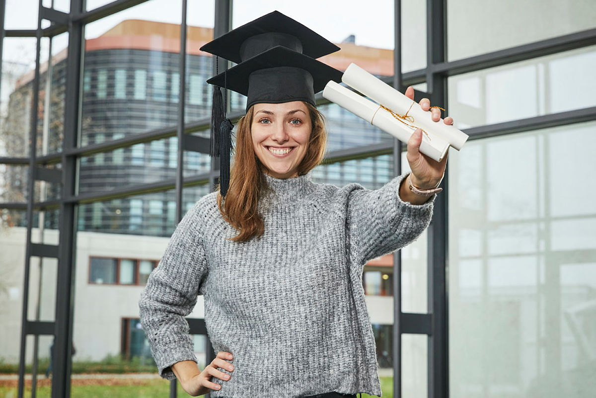 Doctorate at KIT: Graduate with doctoral cap and diploma certificate in hand