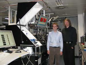 They developed a method to manufacture minute nanoantennas close to the technical limits:  Dr. Hans-Jürgen Eisler and Matthias Wissert from the LTI. (Photo by: LTI, from right to left)