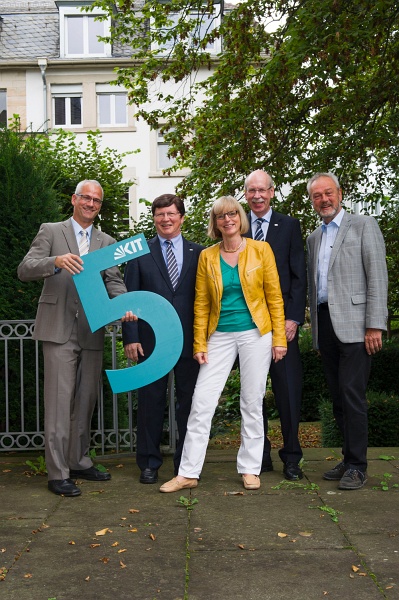 fuenf_bereichsleitungen_20140915.jpg - KIT-Bereichsleitungen: die Professoren Joachim Knebel, Volker Saile, Doris Wedlich, Wilfried Juling und Dr. Karl-Friedrich Ziegahn