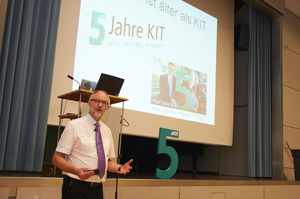 fuenf_kceta_20140725_30.jpg - Symposium des KIT-Zentrums Elementarteilchen- und Astroteilchenphysik.