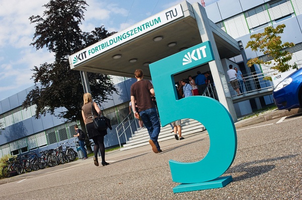 fuenf_kceta_20140725_48.jpg - Symposium des KIT-Zentrums Elementarteilchen- und Astroteilchenphysik am Fortbildungszentrum für Technik und Umwelt, Campus Nord.