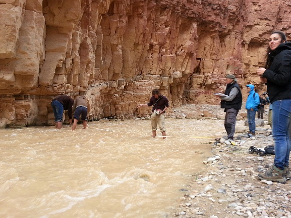 Abflussmessung_Wadi_k.jpg - Wieviel Wasser fließt in das Tote Meer? Während der Winterschool im Dezember 2016 lernen Studenten die verschiedenen Möglichkeiten kennen, die Wassermenge in einem Fluss (Wadi Zarqa Maain) zu bestimmen.Foto: Stefan Geyer, Helmholtz Zentrum für Umweltforschung - UFZ