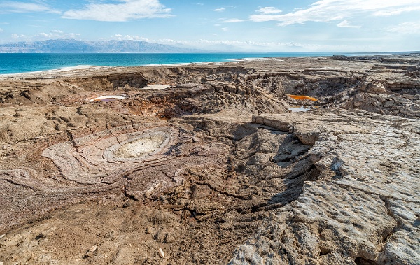 Einsturzloecher2_k.jpg - Blick in Einsturzlöcher am Ufer des Toten Meeres.Foto: André Künzelmann  Helmholtz-Zentrum für Umweltforschung - UFZ