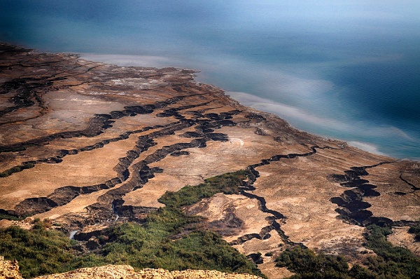 Erosion_k.jpg - Das jährliche Absinken der Wasseroberfläche des Toten Meers um circa einen Meter lässt das Oberflächenwasser durch das stärkere Gefälle schneller fließen, wodurch es schnell metertiefe Erosionsrinnen in den weichen Untergrund des ehemaligen Seebodens gräbt.Foto: Christian Siebert, Helmholtz-Zentrum für Umweltforschung - UFZ