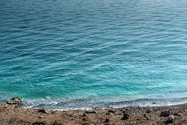 Grundwasserzufluss_k.jpg - Aus submarinen Quellen im Toten Meer tritt Grundwasser aus. Auf der Wasseroberfläche kann man die Stärke des Grundwasserzustroms als „Up-welling“ registrieren. Im DESERVE-Projekt wurde der Anteil des zutrömenden Grundwassers gemessen und modelliert. Er kann bis zu zehn Prozent des Wasserzustroms zum Toten Meer ausmachen und erklärt warum der Seespiegel des Toten Meeres langsamer absinkt, als ursprünglich berechnet.Foto: André Künzelmann, Helmholtz-Zentrum für Umweltforschung - UFZ