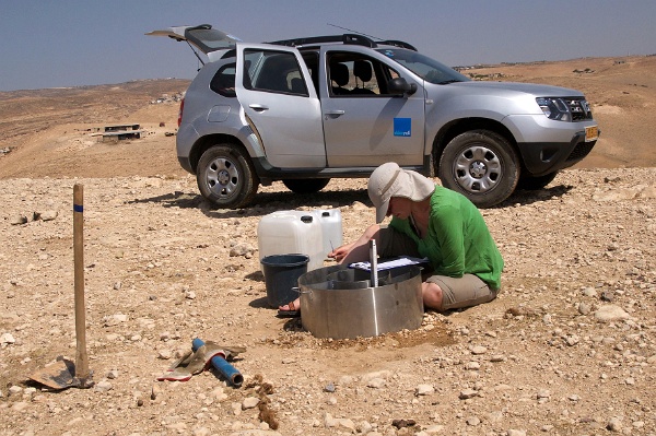 Infiltationstest_k.jpg - Mit Infiltrationsversuchen in der Judäischen Wüste messen UFZ-Forscher wie schnell Regenwasser versickern kann. Dies ist eine wichtige Größe bei der Modellierung.Foto: Tino Rödinger, Helmholtz-Zentrum für Umweltforschung - UFZ