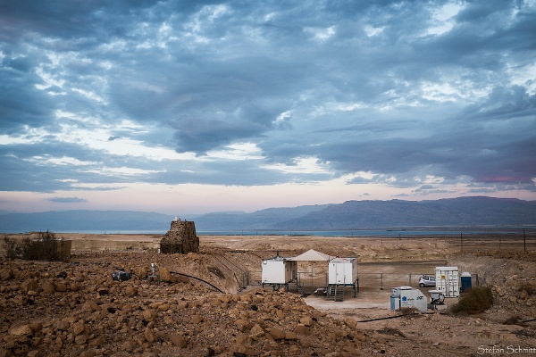 KITcube_k.jpg - Mit dem KITcube verfügt das Institut für Meteorologie und Klimaforschung des Karlsruher Instituts für Technologie (KIT) über ein mobiles Observatorium, das zeitlich und räumlich hochaufgelöste Messungen in der Troposphäre, der untersten Schicht der Erdatmosphäre, durchführt. Der Einsatz verschiedenster Messgeräte ermöglicht die gleichzeitige Erfassung zahlreicher meteorologischer Parameter in einem Messvolumen von 10 x 10 x 10 km. Der KITcube war von Juli bis Dezember 2014 am Fuß der antiken Festung Masada (Israel) im Einsatz und hat unter anderem die lokalen Windsysteme und deren Entstehungsmechanismen untersucht.Foto: Stefan Schmitt, Universität Heidelberg