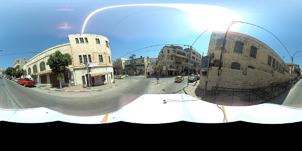 Panorama_Erdbeben_k.jpg - Panoramaaufnahme des GFZ Mobile Mapping Systems (GFZ-MoMa) in Nablus (Westbank, 2016). Auf einem Fahrzeug montiert, erlaubt das System innerhalb kürzester Zeit geocodierte Panoramaaufnahmen des Gebäudebestands einer Stadt zu sammeln. Die Route wird dazu zuvor auf Grundlage von Satellitenbildanalysen optimiert, um möglichst alle Stadtstrukturen abzubilden. Die Aufnahmen werden auf Gebäudeeigenschaften analysiert, die Rückschlüsse auf deren Verhalten während starker Boden-bewegungen durch Erdbeben erlauben.Foto: Michael Haas, Helmholtz-Zentrum Potsdam Deutsches GeoForschungsZentrum GFZ