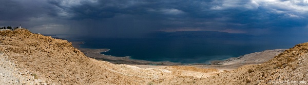 Regen_ueber_dem_TM_k.jpg - Gewitter über dem Toten Meer. Das Tote Meer liegt an einem der trockensten Orte der Erde. In der Region fallen weniger als 50 mm Regen im Jahr und Gewitter sind rar. Trotzdem sind Sturzfluten eine der größten Gefahren am Toten Meer.Eines der Ziele von DESERVE war die Entwicklung eines Sturzflut-Frühwarnsystems für Wanderer, die in den trockenen Flussbetten der Wadis unterwegs sind. Foto: Hanna Hennig, Helmholtz Zentrum für Umweltforschung - UFZ