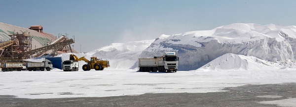 Salzabbau_k.jpg - Dies ist keine Winterlandschaft sondern ein Foto der industriellen Salzgewinnung bei Neve Zohar am Südbecken des Toten Meers. Das Abpumpen von Wasser aus dem Nordbecken des Toten Meeres in die Verdunstungspfannen des Südbeckens trägt erheblich zum Absinken des Wasserstands bei.Foto: Christian Siebert, Helmholtz-Zentrum für Umweltforschung- UFZ