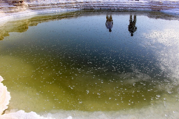 Salzkristalle2_k.jpg - Schwimmende Salzkristalle auf der Wasseroberfläche einer Doline am Toten Meer.Foto: Eoghan Holohan, Helmholtz-Zentrum Potsdam Deutsches GeoForschungsZentrum GFZ