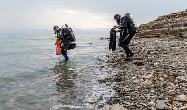 Taucher_k.jpg - Wissenschaftstaucher untersuchten die submarinen Quellen im Toten Meer und entdeckten primitive Lebensformen in deren Umkreis. Um im stark salzhaltigen Wasser überhaupt tauchen zu können, musste jeder Taucher Bleigewichte von mehr als 50 kg am Körper befestigen. Foto: André Künzelmann, Helmholtz-Zentrum für Umweltforschung – UFZ