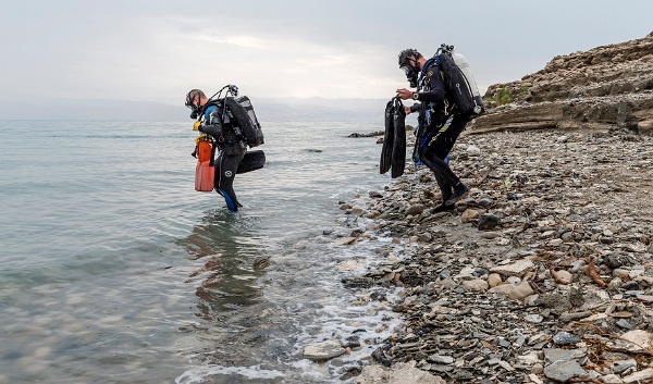 Taucher_k.jpg - Wissenschaftstaucher untersuchten die submarinen Quellen im Toten Meer und entdeckten primitive Lebensformen in deren Umkreis. Um im stark salzhaltigen Wasser überhaupt tauchen zu können, musste jeder Taucher Bleigewichte von mehr als 50 kg am Körper befestigen. Foto: André Künzelmann, Helmholtz-Zentrum für Umweltforschung – UFZ