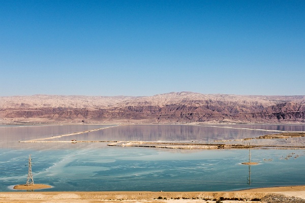 Verdunstungsbecken_k.jpg - Das Tote Meer ist ein Salzsee, dessen Wasser einen 8-mal höheren Salzgehalt als Meerwasser aufweist. Aufgrund des Salzreichtums wird besonders der flache Südteil des Toten Meeres als Verdunstungsbecken genutzt.Foto: Stefan Schmitt, Universität Heidelberg