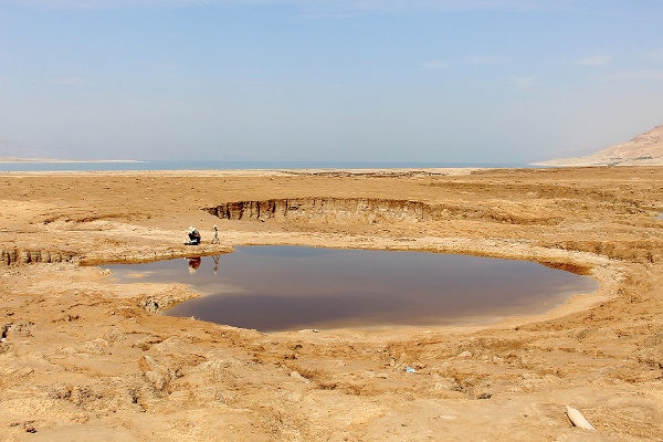 Vermessung_Doline_k.jpg - Vermessungsarbeiten an einem Einsturzloch am Toten Meer.Foto: Eoghan Holohan, Helmholtz-Zentrum Potsdam Deutsches GeoForschungsZentrum GFZ