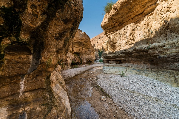 Wadi1_k.jpg - In der Wüste eingeschnittene Trockentäler (Wadis) können nach Regenfällen zu reißenden Flüssen werden, die große Felsen und Steine bewegen. Für Wanderer kann dies zu einer tödlichen Gefahr werden. Im Projekt DESERVE wurden die Abflüsse einiger Wadis untersucht und als Grundlage für ein Warnsystem modelliert.Foto: André Künzelmann, Helmholtz-Zentrum für Umweltforschung - UFZ