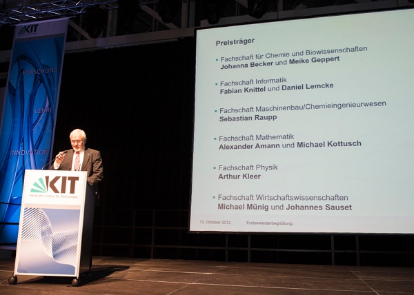 20121012-CN-04-001.jpg - Erstsemesterbegrüßung am Freitag, 12.Oktober 2012, im Kongresszentrum Karlsruhe, Ehrung von Studierenden durch KIT-Präsident Prof. Dr. Eberhard Umbach