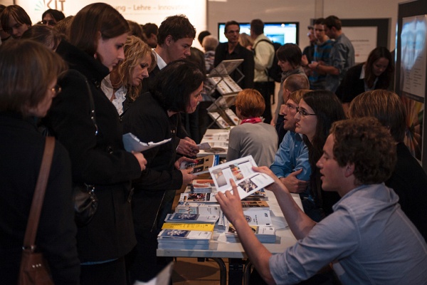 20121012-CN-04-011.jpg - Erstsemesterbegrüßung am Freitag, 12.Oktober 2012, im Kongresszentrum Karlsruhe,  Besuch der Informationsstände