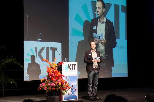 20121015-CN-01-009.JPG - Erstsemesterbegrüßung am Freitag, 12.Oktober 2012, im Kongresszentrum Karlsruhe, Moderator Sebastian Theis 