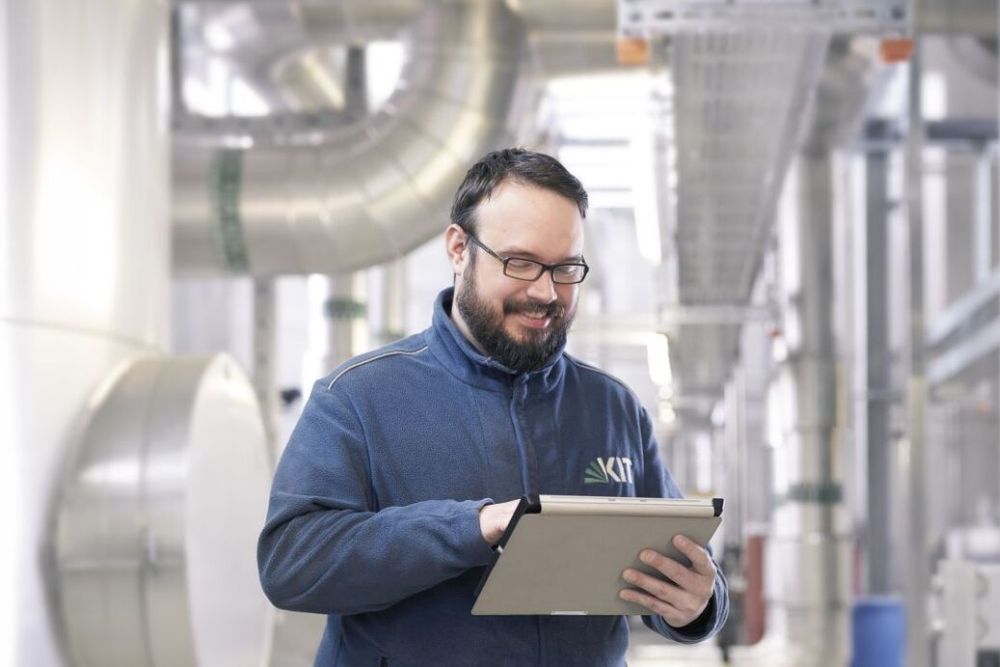Mitarbeiter der Infrastruktur arbeitet in einer technischen Anlage.