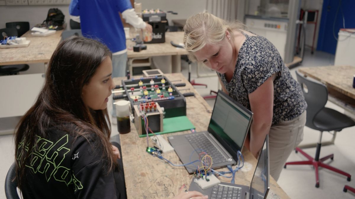 Nachhaltig zu mehr MINT-Fachkräften: Seit mehr als zehn Jahren bildet das KIT Pädagoginnen und Pädagogen für das gymnasiale Fach Naturwissenschaft und Technik aus.