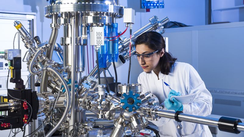 Wissenschaftlerin im Labor