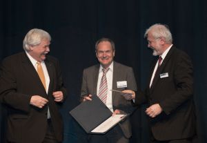 Neuer Hector Fellow: Professor Hilbert von Löhneysen (Mitte; Foto: Markus Breig)