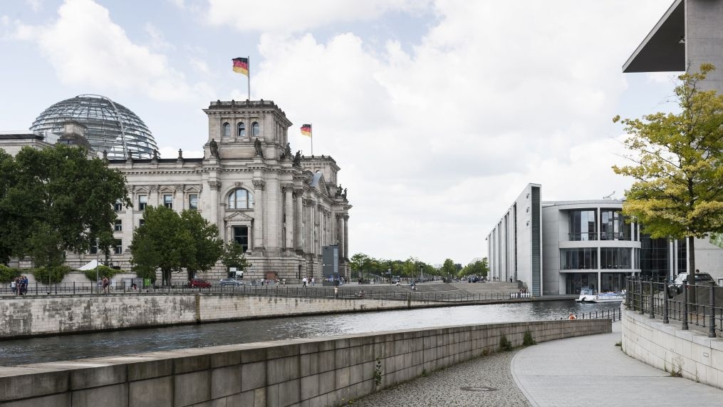 Regelmäßig werden TAB-Berichte im Plenarsaal unter der Kuppel im Bundestag debattiert