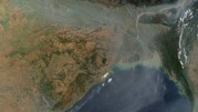 Schmutzwolke über Südasien: Die „Atmospheric Brown Cloud“ entsteht während der Wintermonate durch das Verbrennen von Biomasse und fossilen Brennstoffen. (Foto: NASA/Earth Observatory) Schmutzwolke über Südasien: Die „Atmospheric Brown Cloud“ entsteht während der Wintermonate durch das Verbrennen von Biomasse und fossilen Brennstoffen. (Foto: NASA/Earth Observatory)