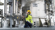 In der Bioliq-Anlage am KIT wird erforscht, wie man aus trockener Biomasse, etwa Reststoffe aus Agrar- und Forstwirtschaft, hochwertige Biokraftstoffe herstellen kann. (Foto: Fabry) In der Bioliq-Anlage am KIT wird erforscht, wie man aus trockener Biomasse, etwa Reststoffe aus Agrar- und Forstwirtschaft, hochwertige Biokraftstoffe herstellen kann. (Foto: Fabry)