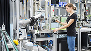 Agile Produktionssysteme mit lernenden Robotern machen die industrielle Produktion zukunftsfähig. (Foto: Sandra Goettisheim, KIT) Agile Produktionssysteme mit lernenden Robotern machen die industrielle Produktion zukunftsfähig. (Foto: Sandra Goettisheim, KIT)