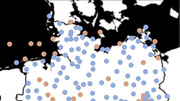 537 Wetterstationen gibt es in Deutschland: Die blauen Punkte zeigen die Stationen, an denen ein KI-Modell die besten Vorhersagen traf, orange diejenigen, an denen ein Standardverfahren genauer war (Quelle: Sebastian Lerch, KIT) 537 Wetterstationen gibt es in Deutschland: Die blauen Punkte zeigen die Stationen, an denen ein KI-Modell die besten Vorhersagen traf, orange diejenigen, an denen ein Standardverfahren genauer war (Quelle: Sebastian Lerch, KIT)