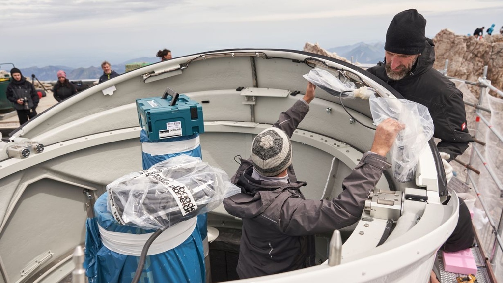 Neue Kuppel für das Atmosphären-Observatorium des KIT auf der Zugspitze