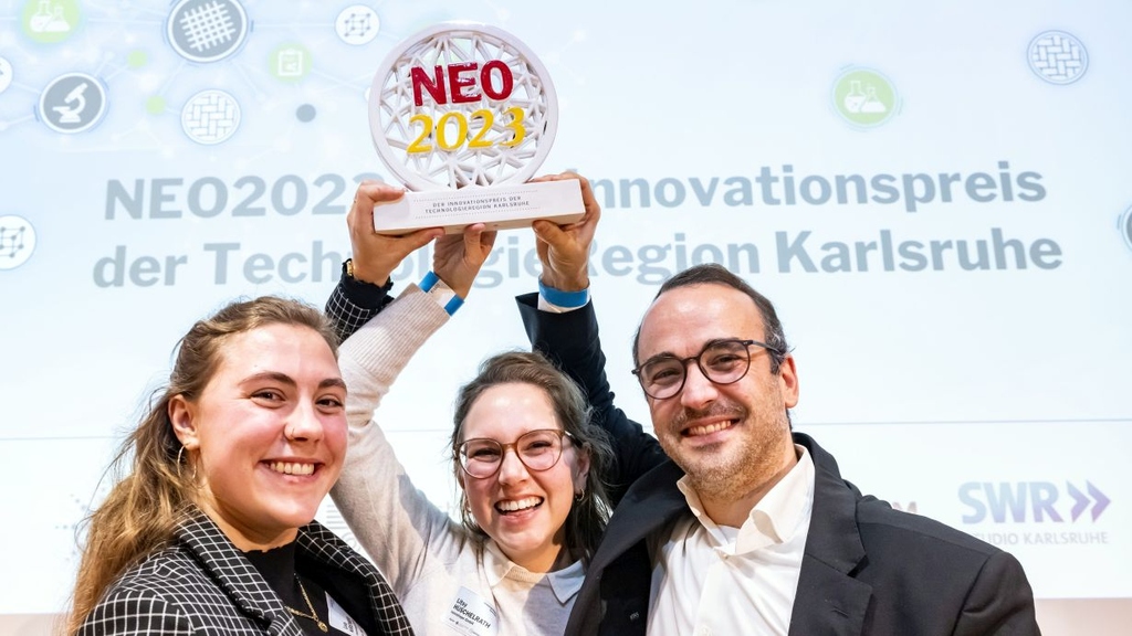 For their innovative surface technology for medical implants, nanoshape GmbH was granted the NEO2023 by the jury. (Photo: ©ARTIS Uli Deck ) 