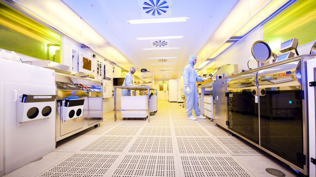Cutting-edge research in optics and photonics needs special clean rooms for sensitive components. (Photo: Sandra Göttisheim, KIT) 