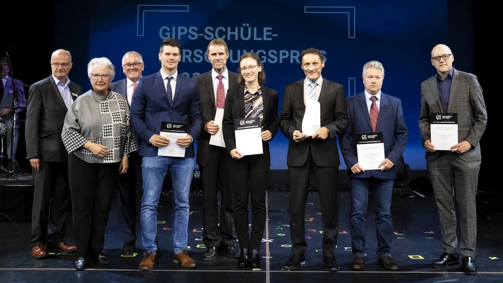 Peter Frankenberg und Annette Schavan aus dem Aufsichtsrat der Stiftung sowie Stiftungsvorstand Stefan Hofmann (v. l. n. r.) gratulieren dem Team um Benjamin Dietrich (3. v. r.). Alexander Wanner nahm als Präsidiumsmitglied an der Preisverleihung teil. 