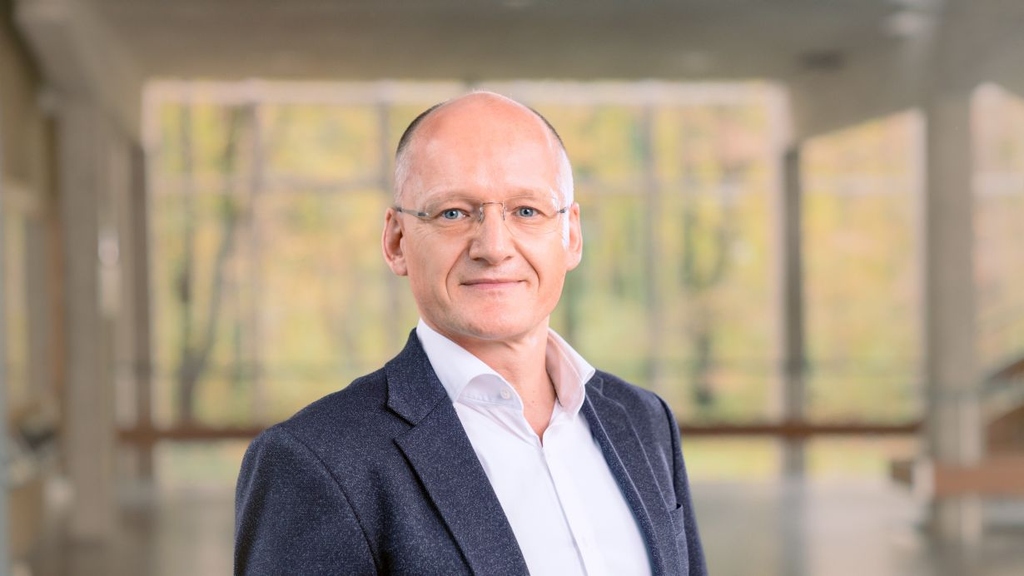 Professor Steffen Grohmann erhält einen ERC Advanced Grant für sein Projekt, in dem er Schlüsseltechnologie für das Einstein-Teleskop entwickelt. (Foto: Amadeus Bramsiepe, KIT) 