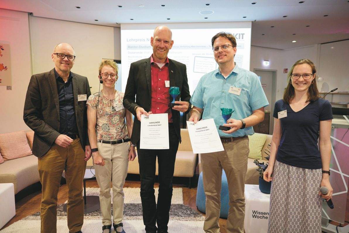 NwT-Lehrpreis 2022: Preisträger Prof. Sven Matthiesen (Institut für Produktentwicklung) und Stefan Burgemeister (Institut für Schulpädagogik und Didaktik; 3. u. 4. v. l.) mit Vizepräsident Prof. Alexander Wanner (l.), NwT-Koordinatorin Dr. Iris Hansjosten