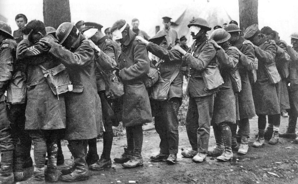 Kriegsversehrte Soldaten mit Augenverbänden
