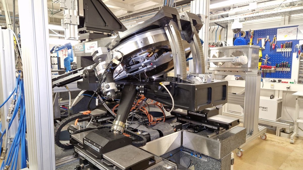 Die Computerlaminographie-Station des KIT an der European Synchrotron Radiation Facility in Grenoble ermöglicht Einblicke in das Innere zentimetergroßer, flächiger Proben auf mikroskopischer Skala.